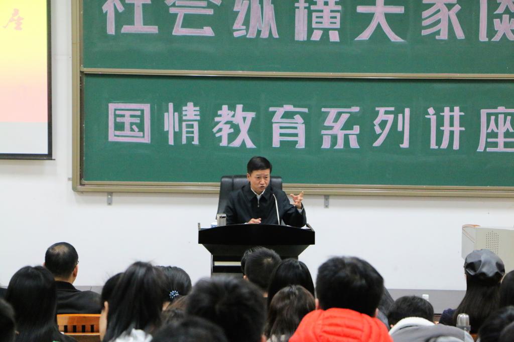 广西壮族自治区党委宣传部常务副部长、太阳成集团tyc41183太阳成集团tyc41183经理唐华为西大学子“解疑释惑”